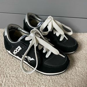 KangaROOS Kids 10.5 Black & White Velcro Pocket